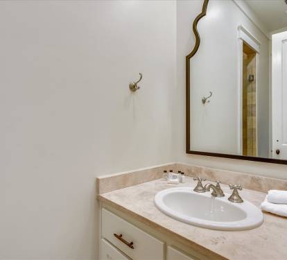 Queen Guest En-Suite - Single Vanity