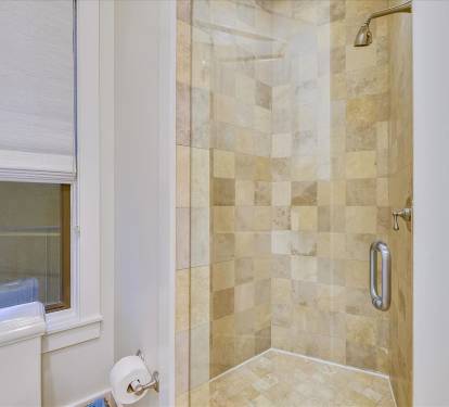 Queen Guest En-Suite - Walk-In Shower