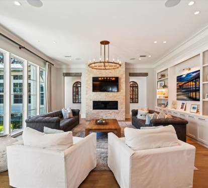 Inviting Living Space - Perfect for Gathering with Friends & Family!