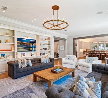 Open-Concept Living Area with Ample Seating