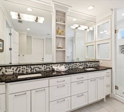 2nd Floor - Shared Guest Bathroom