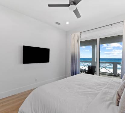 2nd Floor - Gulf Front Guest Suite - King Size Bed
