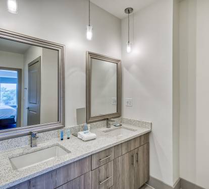 King Guest En-Suite - Dual Vanities