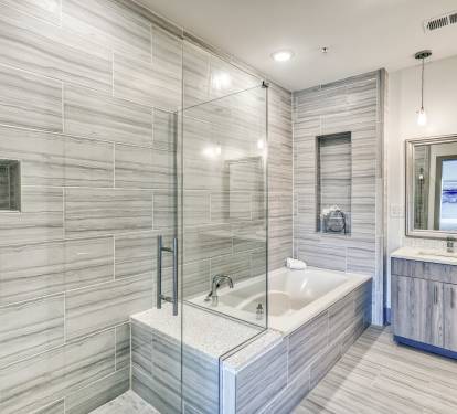 King Guest En-Suite - Soaking Tub & Walk-In Shower