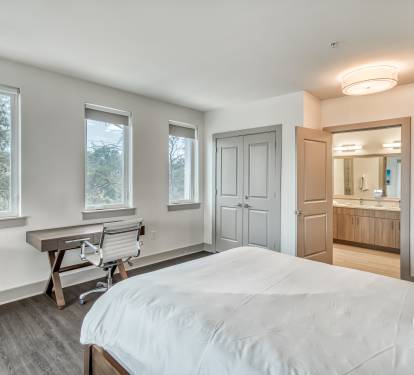 Queen Guest Suite - Dedicated Workspace & Flat-Screen TV