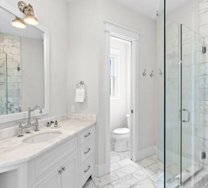 Queen Guest En-Suite - Single Vanity + Walk-In Shower