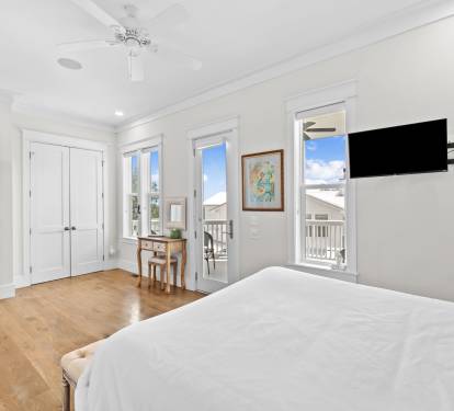 Queen Guest Suite - Private Balcony + Flat-Screen TV
