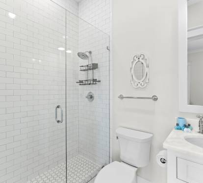 Queen Guest En-Suite - Single Vanity + Walk-In Shower