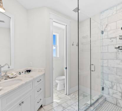 King Guest En-Suite - Single Vanity + Walk-In Shower