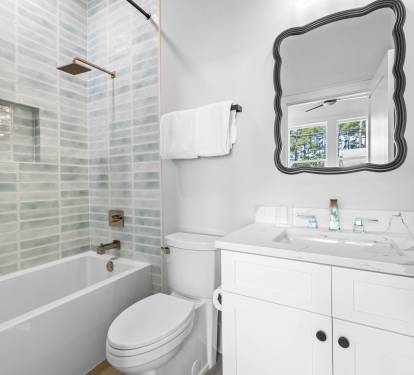 King Guest En-Suite - Single Vanity + Shower/Tub Combo