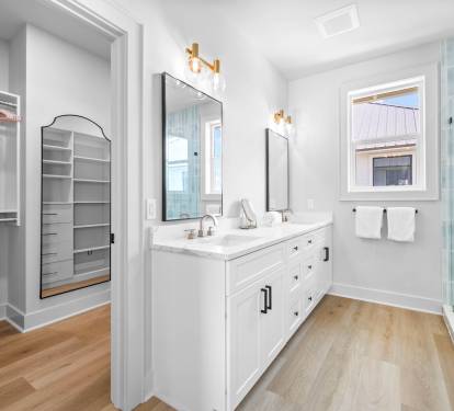 King/Bunk Room En-Suite - Dual Vanities