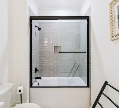 Bunk Room En-Suite - Shower/Tub Combo