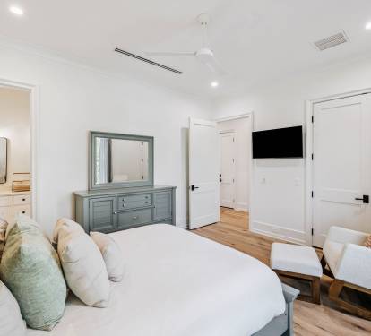 Queen Guest Suite - Equipped with a Flat-Screen TV