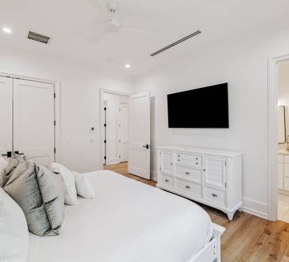 King Guest Suite - Equipped with a Flat-Screen TV