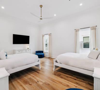 Queen Guest Suite - Equipped with a Flat-Screen TV