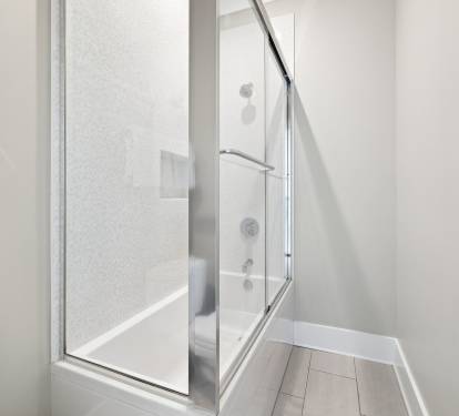 Family En-Suite - Shower/Tub Combo