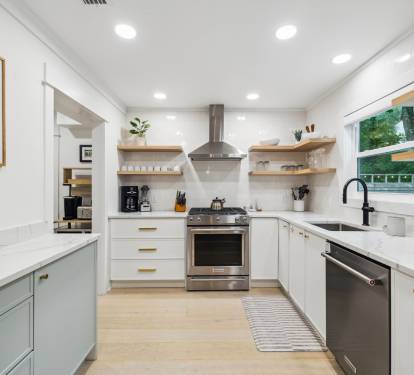 Expansive Kitchen with Stainless Steel Appliances!