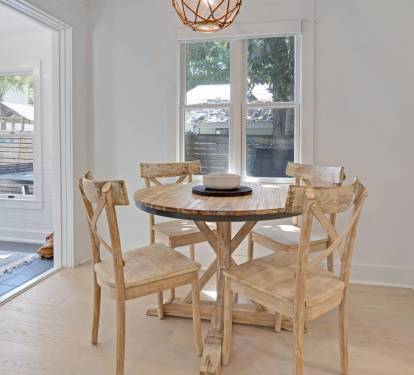 Breakfast Nook with Seating for 4!