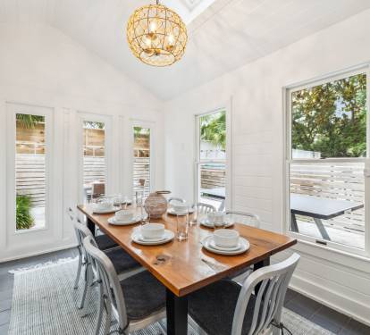 Dining Room Seating 8 - Perfect for a Gourmet Dinner or Game Night!