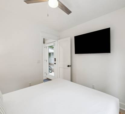 Queen Guest Suite - Equipped with a Flat-Screen TV