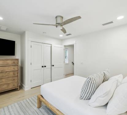 Queen Guest Suite - Equipped with a Flat-Screen TV