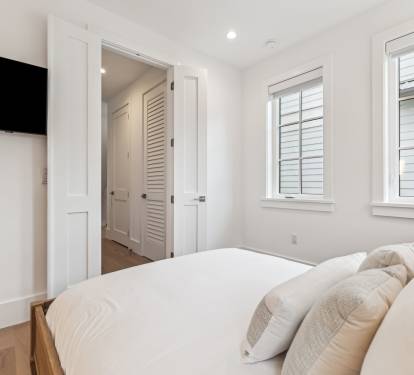 Queen Guest Suite - Equipped with a Flat-Screen TV
