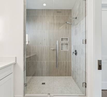 Queen Guest En-Suite - Walk-In Shower