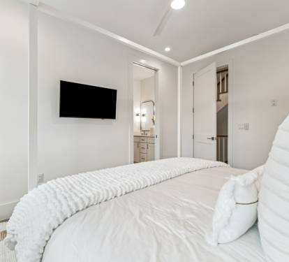 King Guest Suite - Shared Bathroom Access & Flat-Screen TV