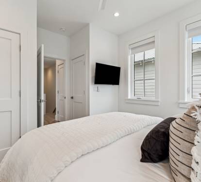Queen Guest Suite - Equipped with a Flat-Screen TV