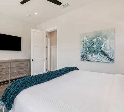 Queen Guest Suite - Equipped with a Flat-Screen TV
