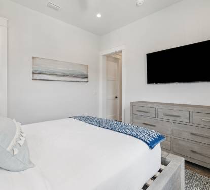 Queen Guest Suite - Equipped with a Flat-Screen TV
