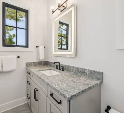 Queen Guest En-Suite - Single Vanity