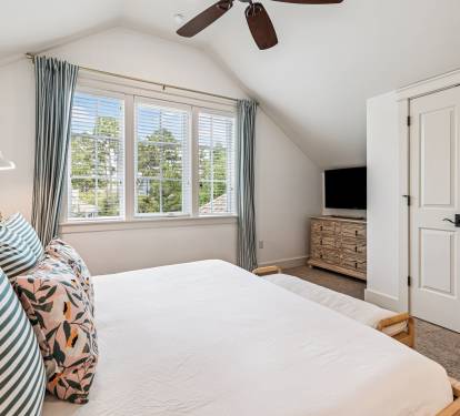 King Guest Suite - Flat-Screen TV & Ample Storage