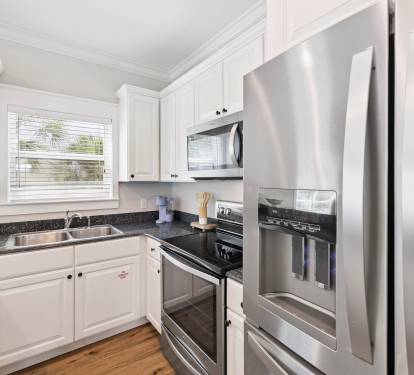 Fully Equipped Kitchen with Stainless Steel Appliances!