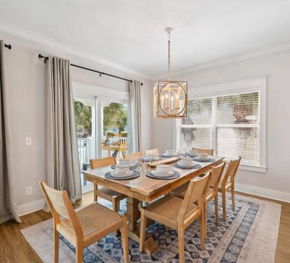 Dining Area with Seating for 6!