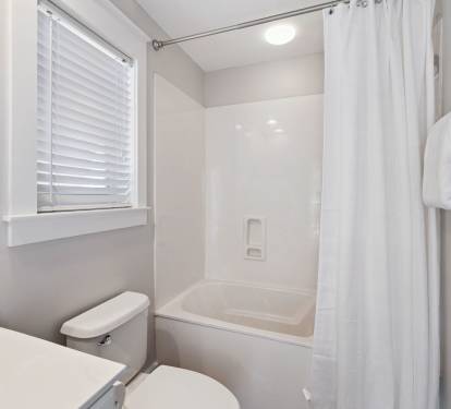 King Guest En-Suite - Shower/Tub Combo