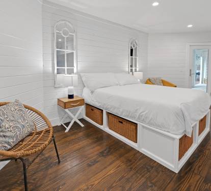 1st Floor - Queen Size Bed