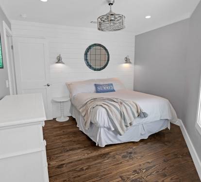2nd Floor - Guest Bedroom - Queen Size Bed