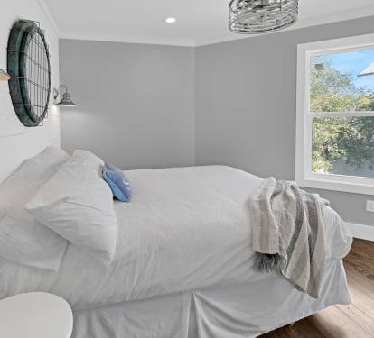 2nd Floor - Guest Bedroom - Queen Size Bed