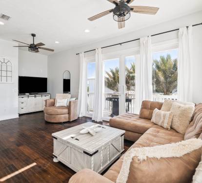 Open & Inviting Living Area!