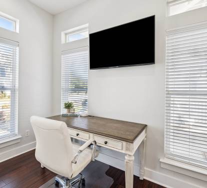 Queen Guest Suite - Dedicated Work Space & Flat-Screen TV