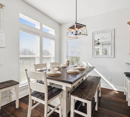 Dining Area - Offering Seating for 6+