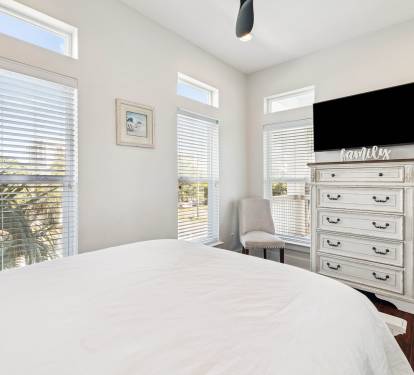 Queen Guest Suite - Balcony Access & Flat-Screen TV