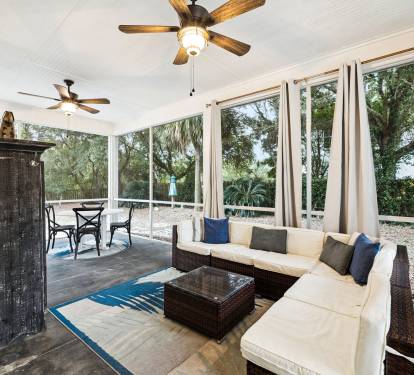 Ample Seating + Al Fresco Dining for 4