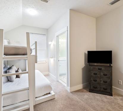 Bunk Room - Twin over Queen + King over King Bunks & Flat-Screen TV