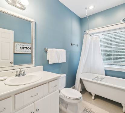 King Guest En-Suite - Single Vanity + Clawfoot Tub & Shower