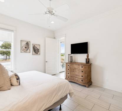 King Guest Suite - Equipped with a Flat-Screen TV
