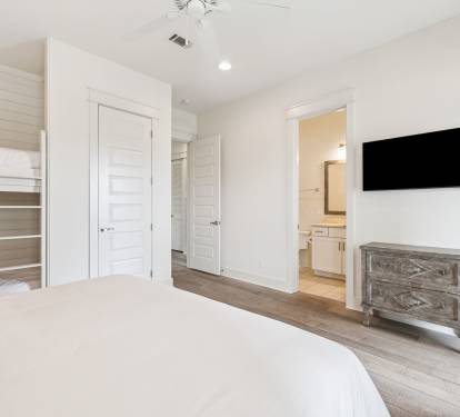 King Guest Suite - Equipped with a Flat-Screen TV & Balcony Access