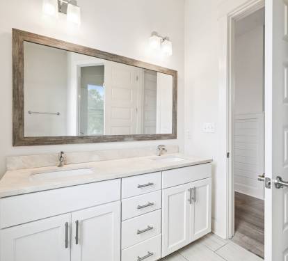 King Guest En-Suite - Dual Vanities