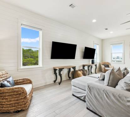 Living Area - Ample Seating, 2 Flat-Screen TVs & Ping Pong Table!